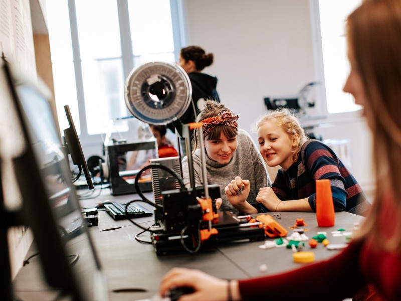 Jugendliche experimentieren mit dem 3D-Drucker im "techLAB" 