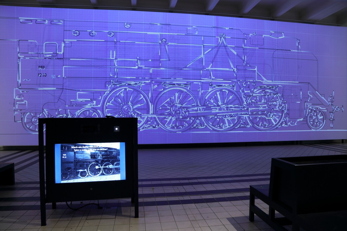 A 90-square-metre projection of the steam locomotive at a scale of 1:1 that makes it possible to take a look inside the locomotive and explains the structure and function of individual areas.