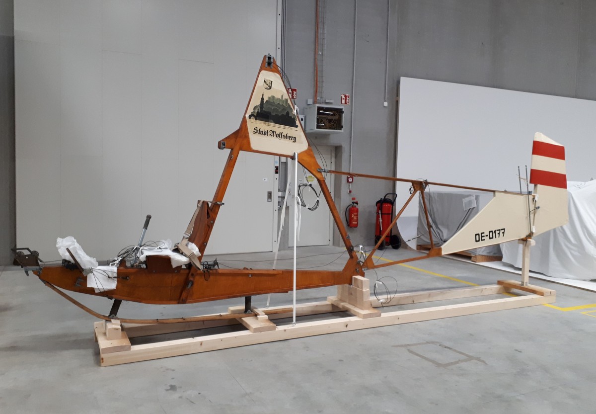 Flugzeug mit der Aufschrift „Stadt Wolfsberg“ und der Kennung „OE-0177“ auf einem Holzständer im Museumsdepot: OE-0177, Bj. 1950: Hochdecker mit zweiteiligem Tragwerk aus Holz, mit Stoff bespannt (SG 38, Inv.-Nr. 104648)