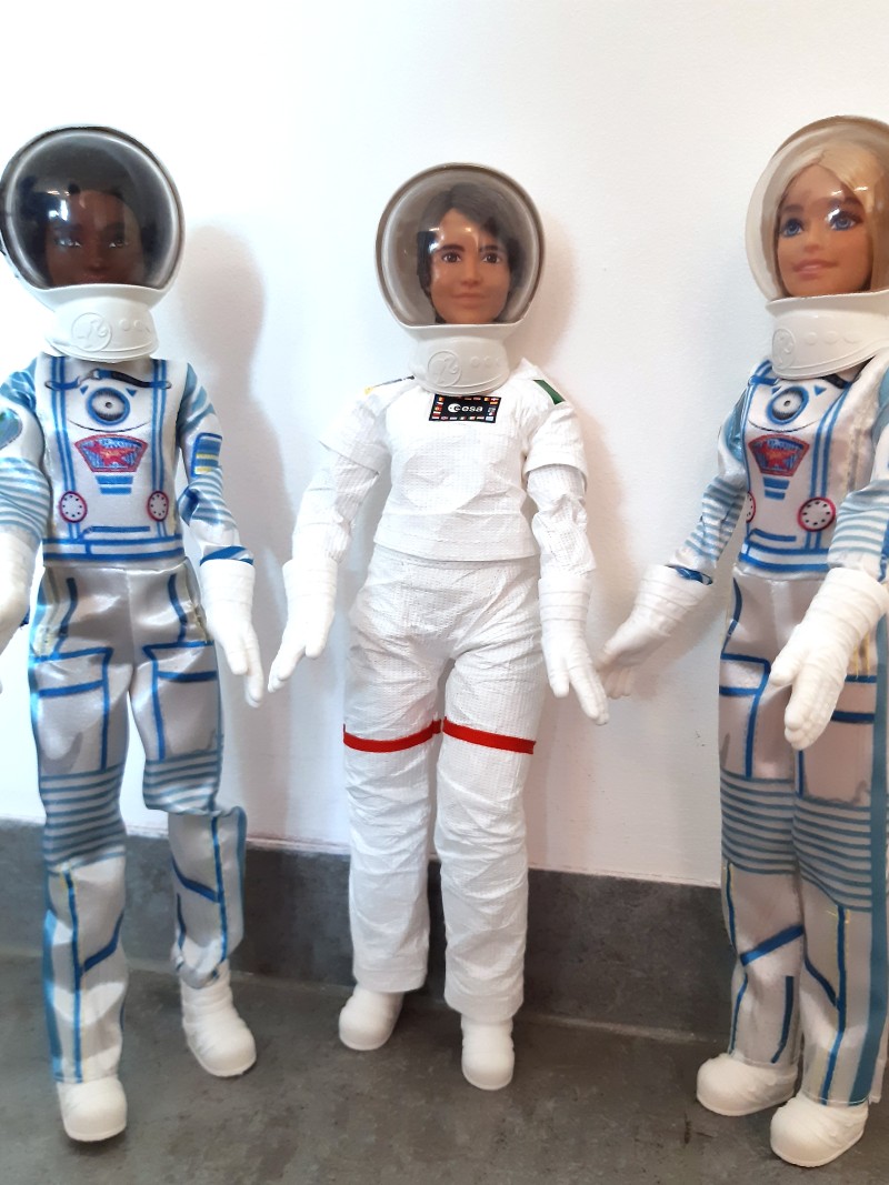 : Space-Barbies, in der Mitte die „Samantha Cristoforetti-Barbie“