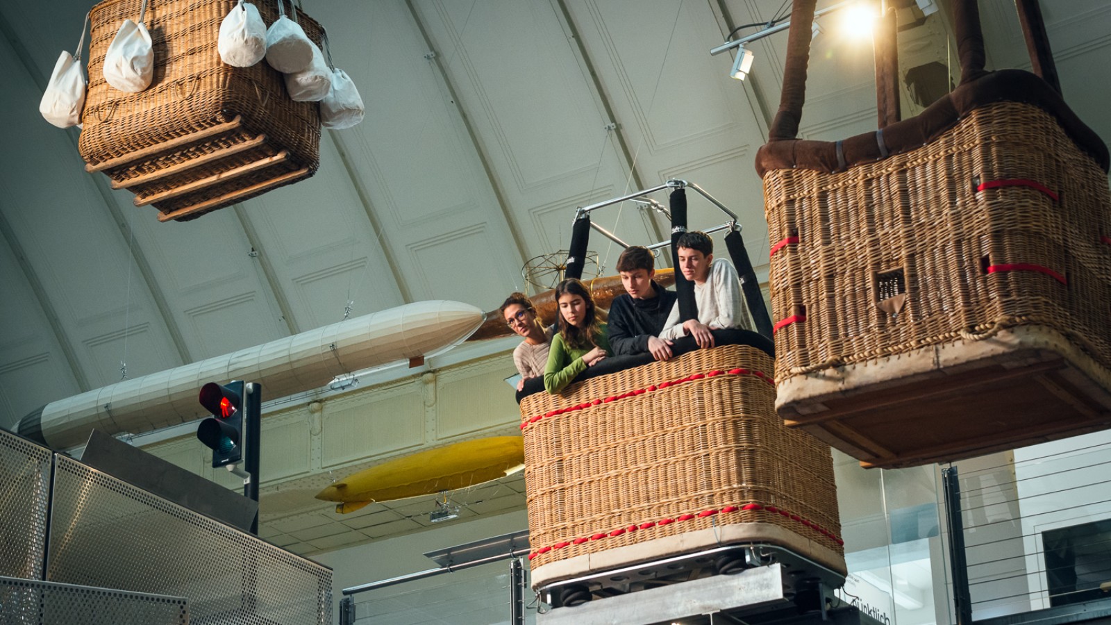 Im Technischen Museum Wien können Besucher_innen ihre Schwindelfreiheit erproben