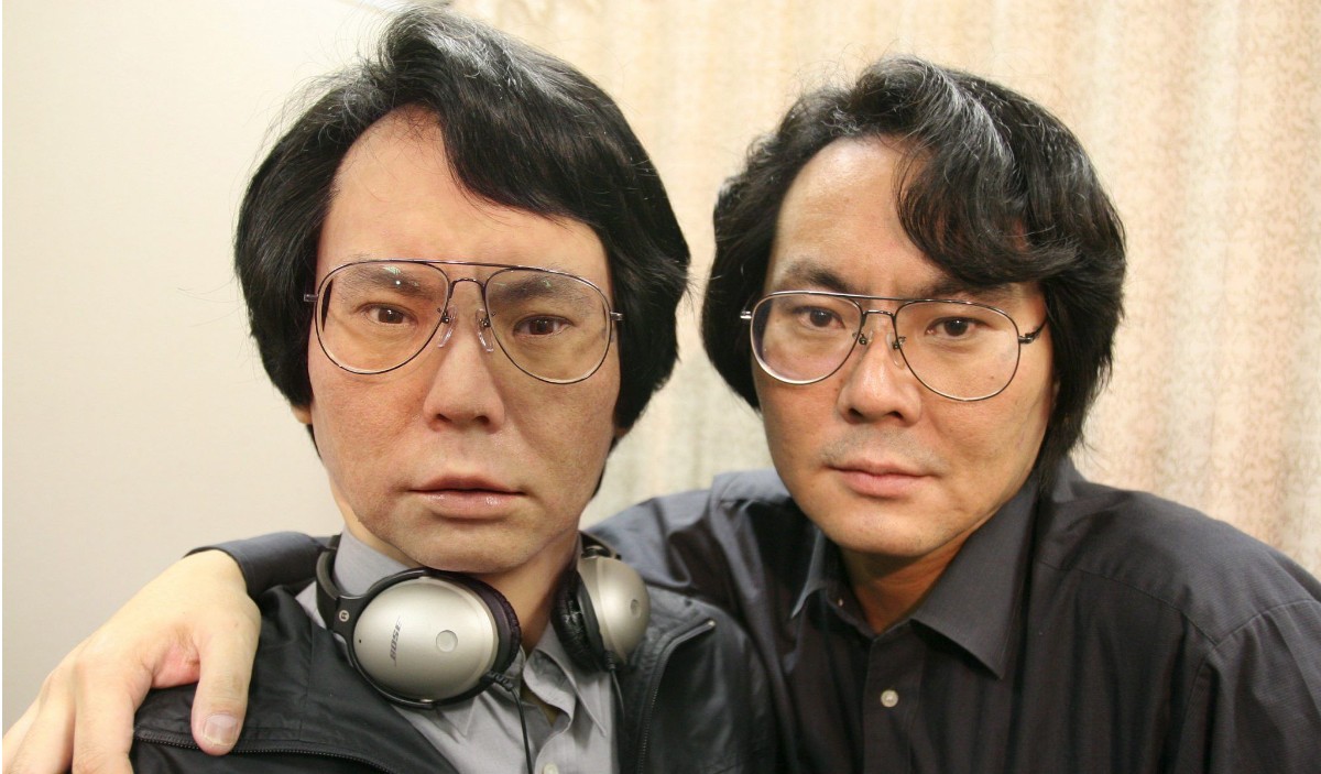 Seit Jahrzehnten gilt das Hauptaugenmerk seiner Forschung den humanoiden Robotern: Mit Geminoid hat sich der Robotiker Hiroshi Ishiguro seinen eigenen Doppelgänger geschaffen: Seit Jahrzehnten gilt das Hauptaugenmerk seiner Forschung den humanoiden Robotern:
Mit Geminoid hat sich der Robotiker Hiroshi Ishiguro seinen eigenen Doppelgänger geschaffen
