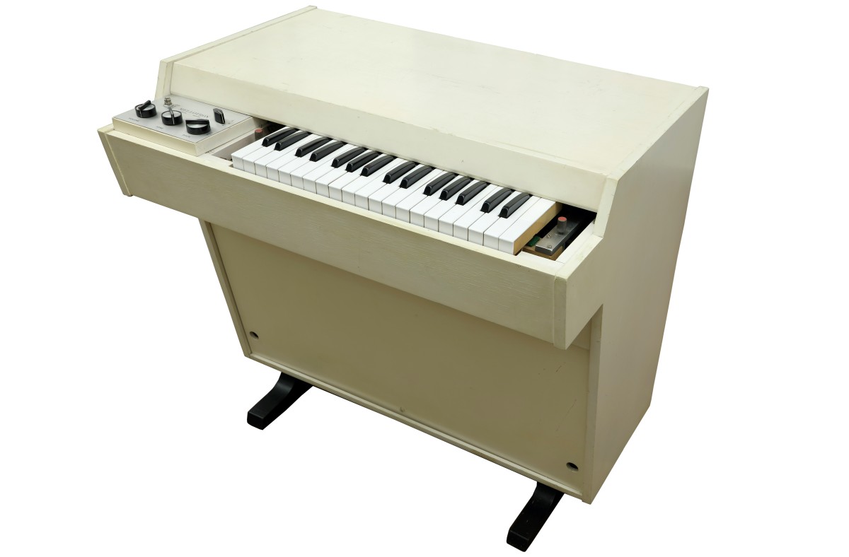 Das Mellotron 400S war eines der ersten serienmäßig hergestellten Instrumente, das die Samplingtechnik nutzte