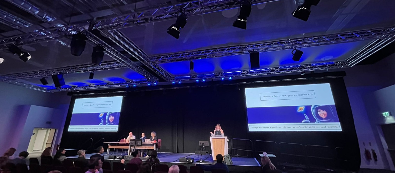Dr. Armstrong präsentiert das „Rocket“-Projekt auf der Bühne bei der PCST-Konferenz.: 