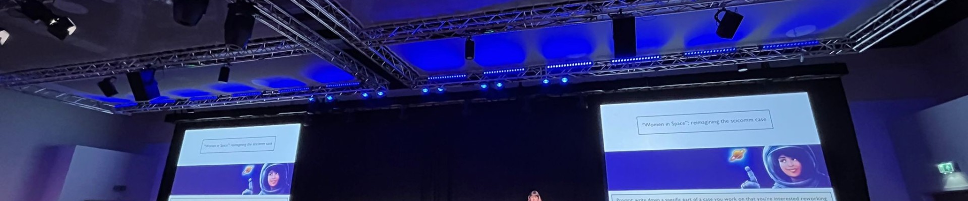 Dr. Armstrong präsentiert das „Rocket“-Projekt auf der Bühne bei der PCST-Konferenz.: 