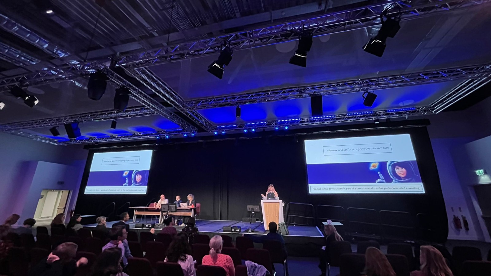 Dr. Armstrong präsentiert das „Rocket“-Projekt auf der Bühne bei der PCST-Konferenz.: 