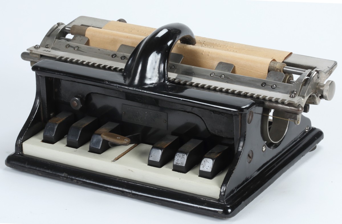 Die erste Braille-Schreibmaschine. Sie wurde 1892 von Frank H. Hall in Illinois entwickelt.: Hall Braille Writer: Die erste Braille-Schreibmaschine wurde 1892 von Frank H. Hall in Illinois entwickelt