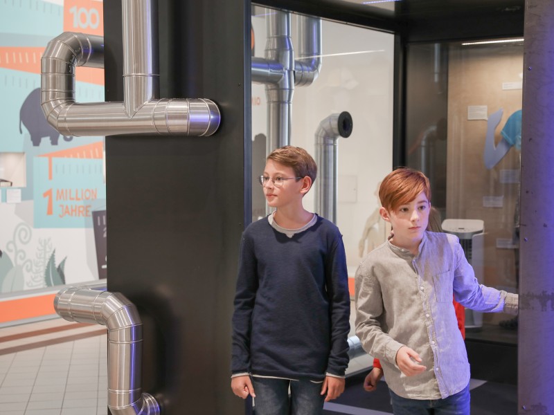 Zwei Kinder in der Ausstellung "Energie": 