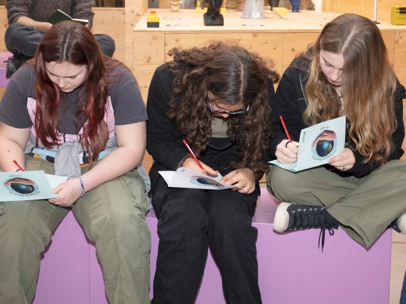 : In Workshop-Journalen reflektieren die Schüler_innen ihre Gefühle und Gedanken zu jeder Station.