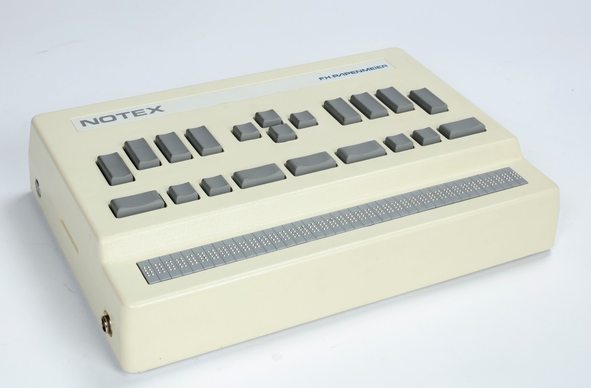 Maschine für Computerbraille, die insgesamt 256 Zeichen darstellen kann.: Notetaker Braillex Notes 24P: Computerbraille wurde 1986 eingeführt und ermöglicht die Darstellung von insgesamt 256 Zeichen
