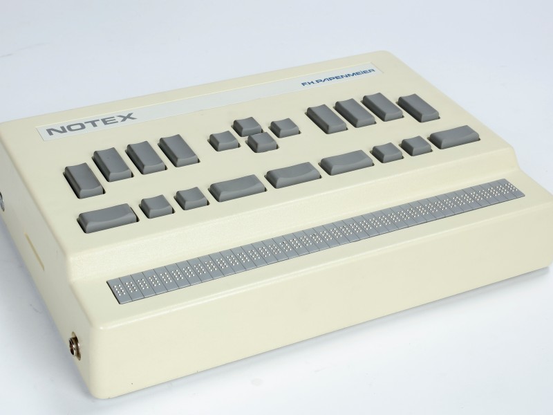 Maschine für Computerbraille, die insgesamt 256 Zeichen darstellen kann.: Notetaker Braillex Notes 24P: Computerbraille wurde 1986 eingeführt und ermöglicht die Darstellung von insgesamt 256 Zeichen