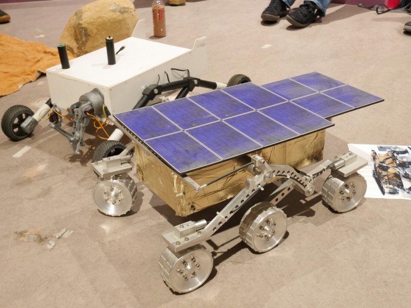 : Zwei Rover: der Eigenbau von David Scheßl, der im Wadi Rum seine Runden drehte, und der TMW-Nachbau von „Opportunity“. Beide warten auf weitere Einsätze?