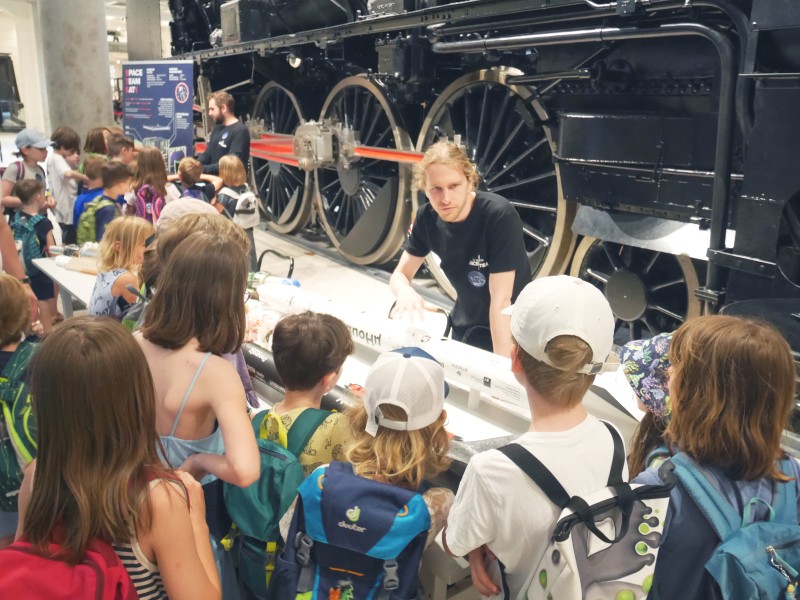 : „Inner life“ of rockets: Two original rockets, cut open, are explained by the TU WIEN SPACE TEAM.