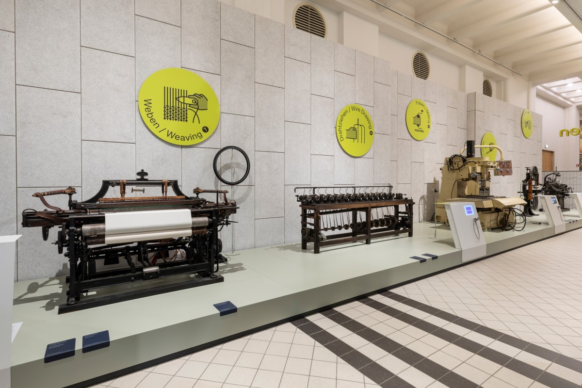 Ein Teil der Ausstellung ist die „Maschinenwand“, die anschaulich zeigt, wie Werkstoffe in Form gebracht werden