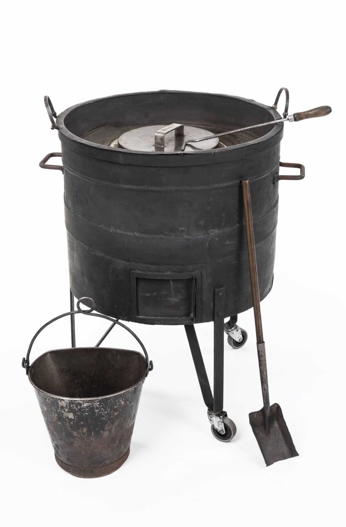 Schwarze Kesselfeuerstelle auf Rollen (Maroniofen) mit Schaufel und Eimer für Kohle: Maroniofen für Befeuerung mit Holzkohle, 2010 (Inv.-Nr. 113398)