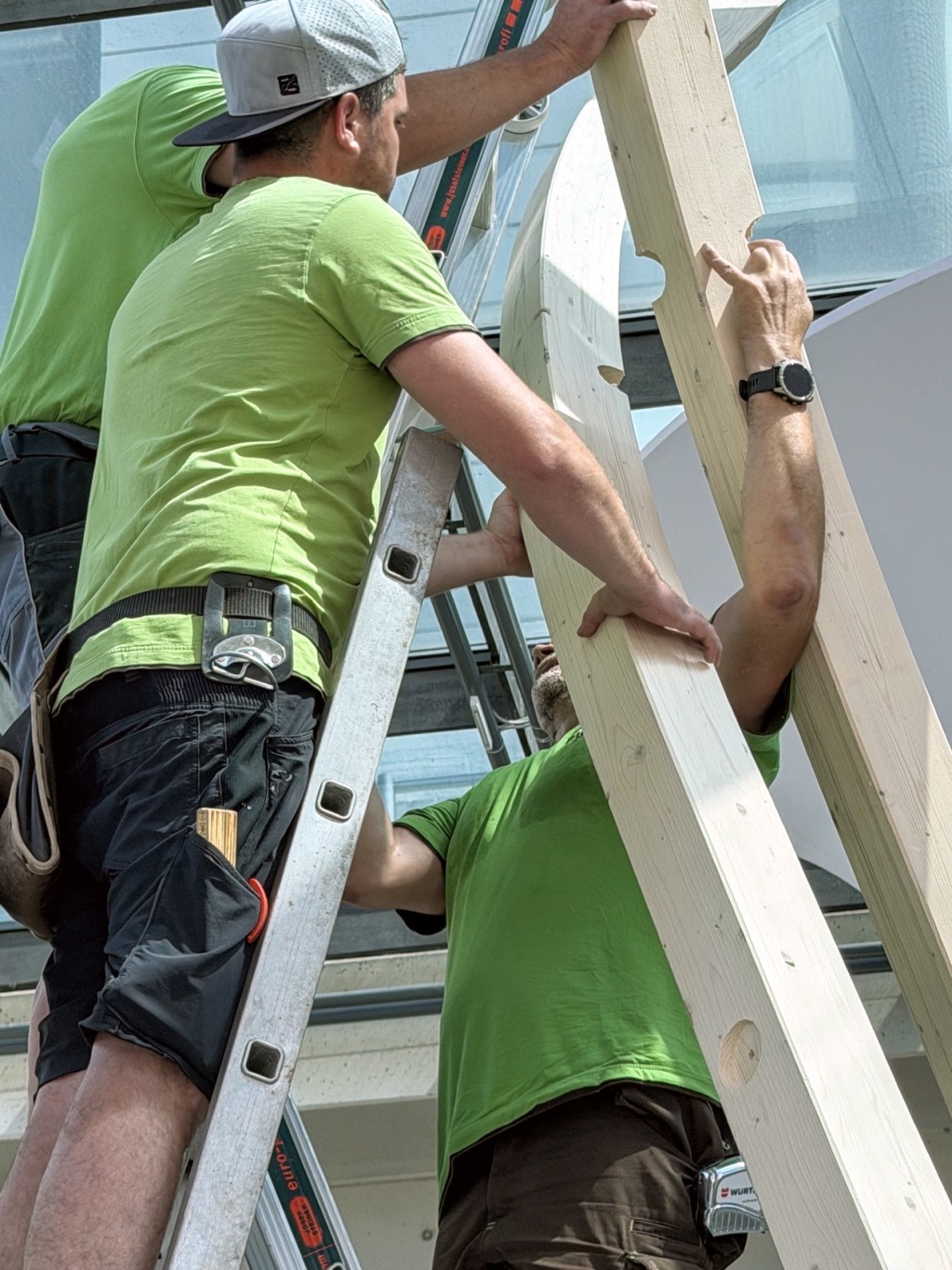 Ein Team von Fischer Holzbaumeister baute das Nestroid Stab für Stab auf dem Bodenring auf ...: Ein Team von Fischer Holzbaumeister baute das Nestroid Stab für Stab auf dem Bodenring auf ...