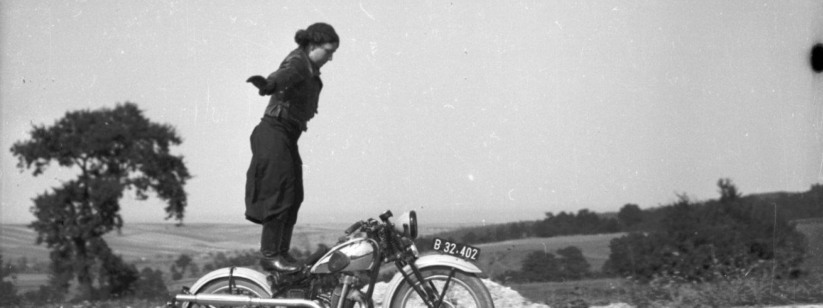 Anny Deim: Kunstfahren am Motorrad, 1935

