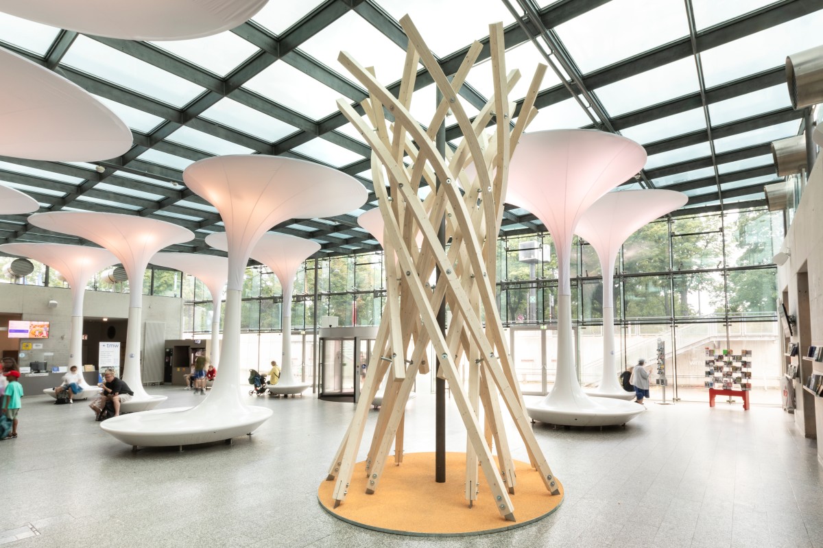 Das Nestroid im Foyer: Die hyperboloidförmige Struktur bestehend aus 18 Stäben hat eine Höhe von etwa 4,5 Meter und einen Durchmesser von circa 3,3 Meter. Sie ist von innen erlebbar: Das Nestroid im Foyer: Die hyperboloidförmige Struktur bestehend aus 18 Stäben hat eine Höhe von etwa 4,5 Meter und einen Durchmesser von circa 3,3 Meter. Sie ist von innen erlebbar