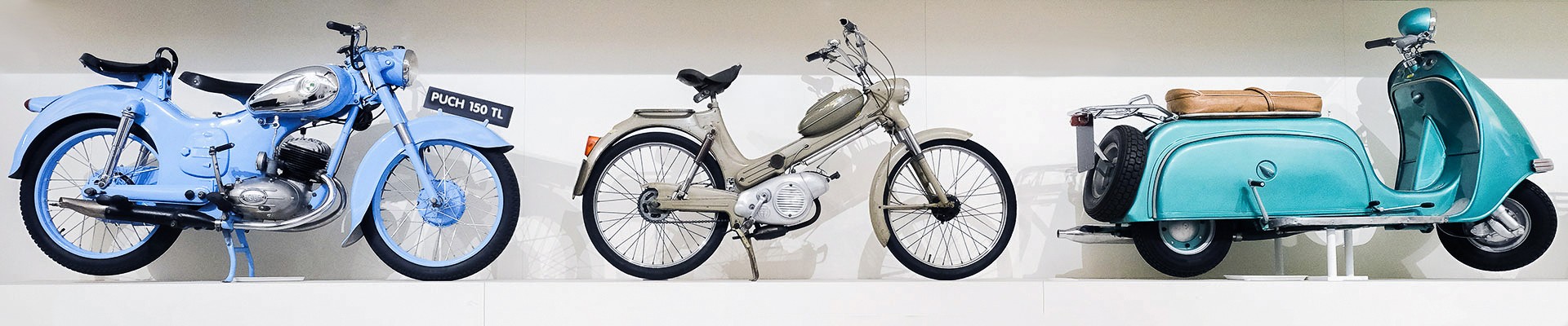Ansicht aus der Ausstellung "Mobilität" mit 3 Motorrädern: 