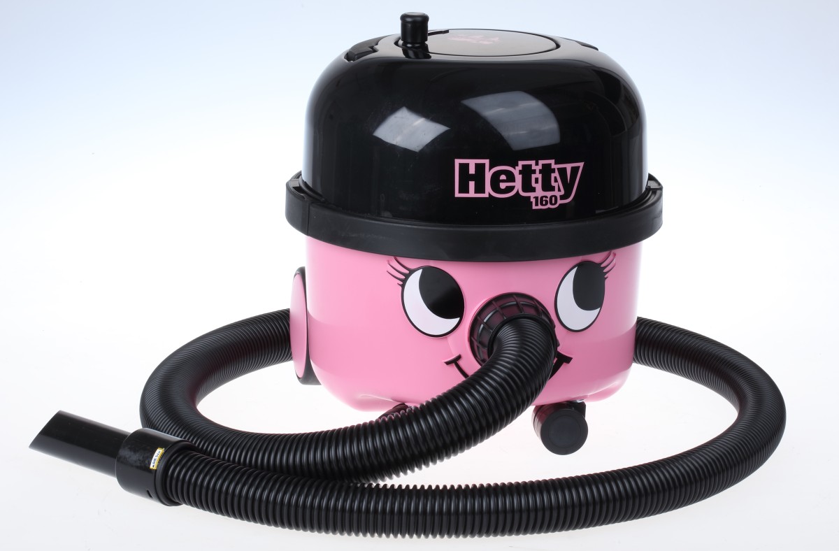 Staubsauger „Hetty“: ist Teil einer Staubsauger-Familie in verschiedenen Farben und mit unterschiedlichen Gesichtern. „Hetty“ wirkt durch die pinke Farbe besonders menschlich und durch ihre Wimpern wird der vom Hersteller beabsichtigte „weibliche“ Auftritt als Haushaltshelferin verstärkt.