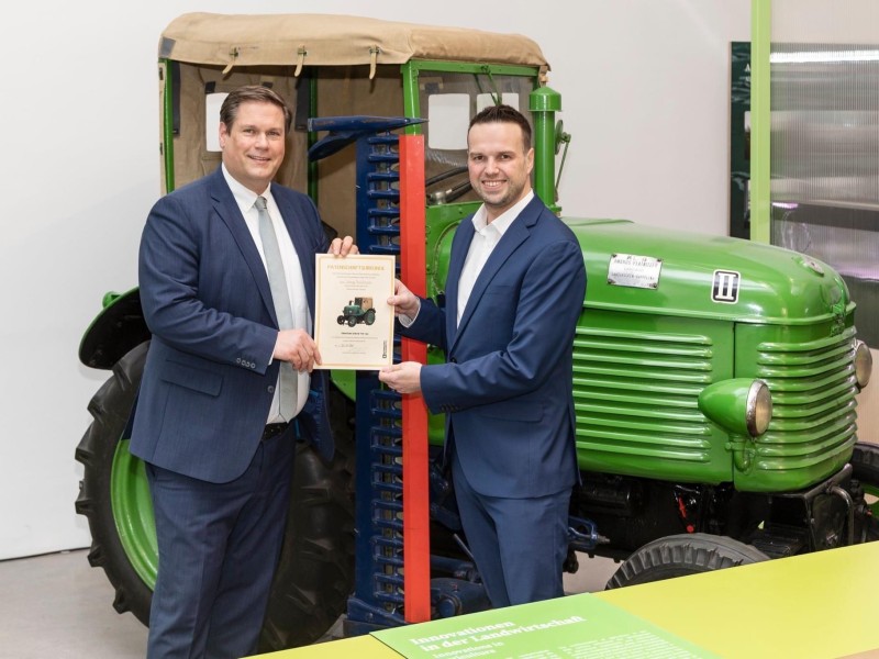Der Traktor Steyr Typ 180 in der Ausstellung FOODPRINTS hat einen Objektpaten: Generaldirektor Peter Aufreiter und Gunnar Hauser, Business Director bei CNH Industrial, bei der Übergabe der Patenschaftsurkunde.