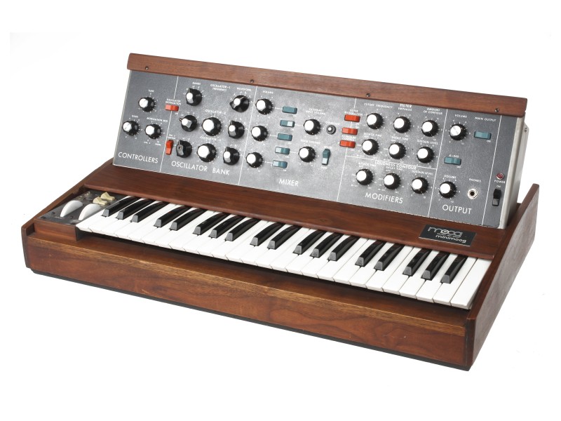 A compact synthesiser MINIMOOG: 