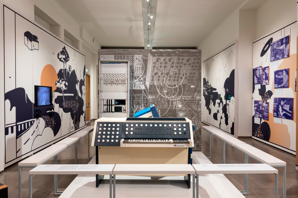 Mit eindrucksvollen Objekten aus der Sammlung des Technischen Museums Wien wird veranschaulicht, welche technologischen Innovationen für die Entwicklung und Verbreitung von elektronischer Musik maßgeblich waren