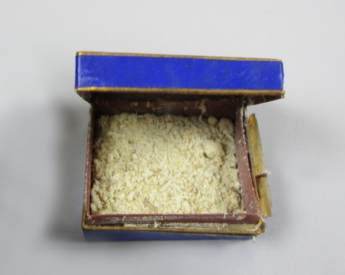 ... und enthielt eine gelbliche Substanz, die als Frisierpulver ausgewiesen war: ... und enthielt eine gelbliche Substanz, die als Frisierpulver ausgewiesen war