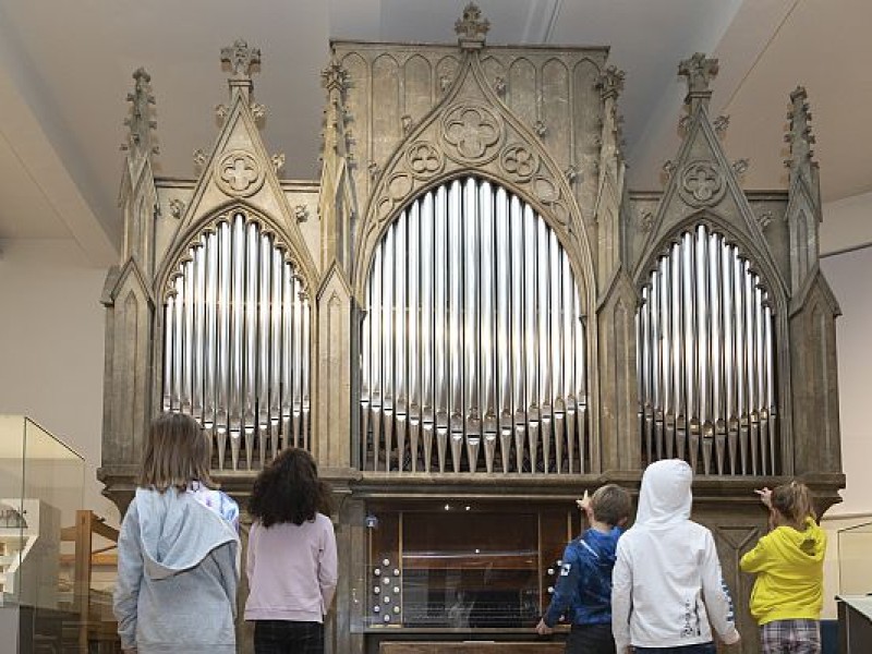 Children in front of organ in the music department of the Technical Museum Vienna