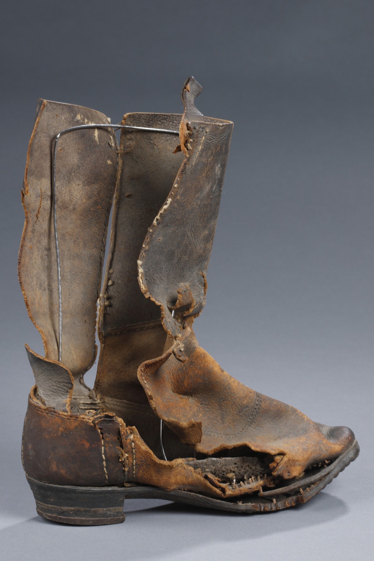 Durch Blitzschlag zerfetzter Stiefel