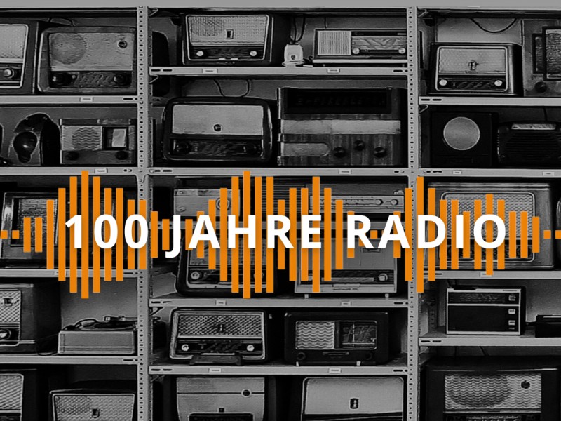 Eine Sammlung von Vintage-Radios mit einer orangenen Schallwellen-Grafik und dem Text "100 Jahre Radi": 