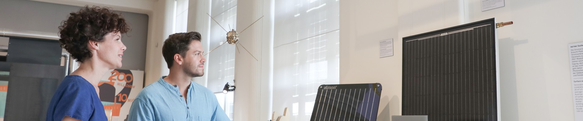 Ein Paar sieht sich Solarpaneele in der Ausstellung "Energie" an: 