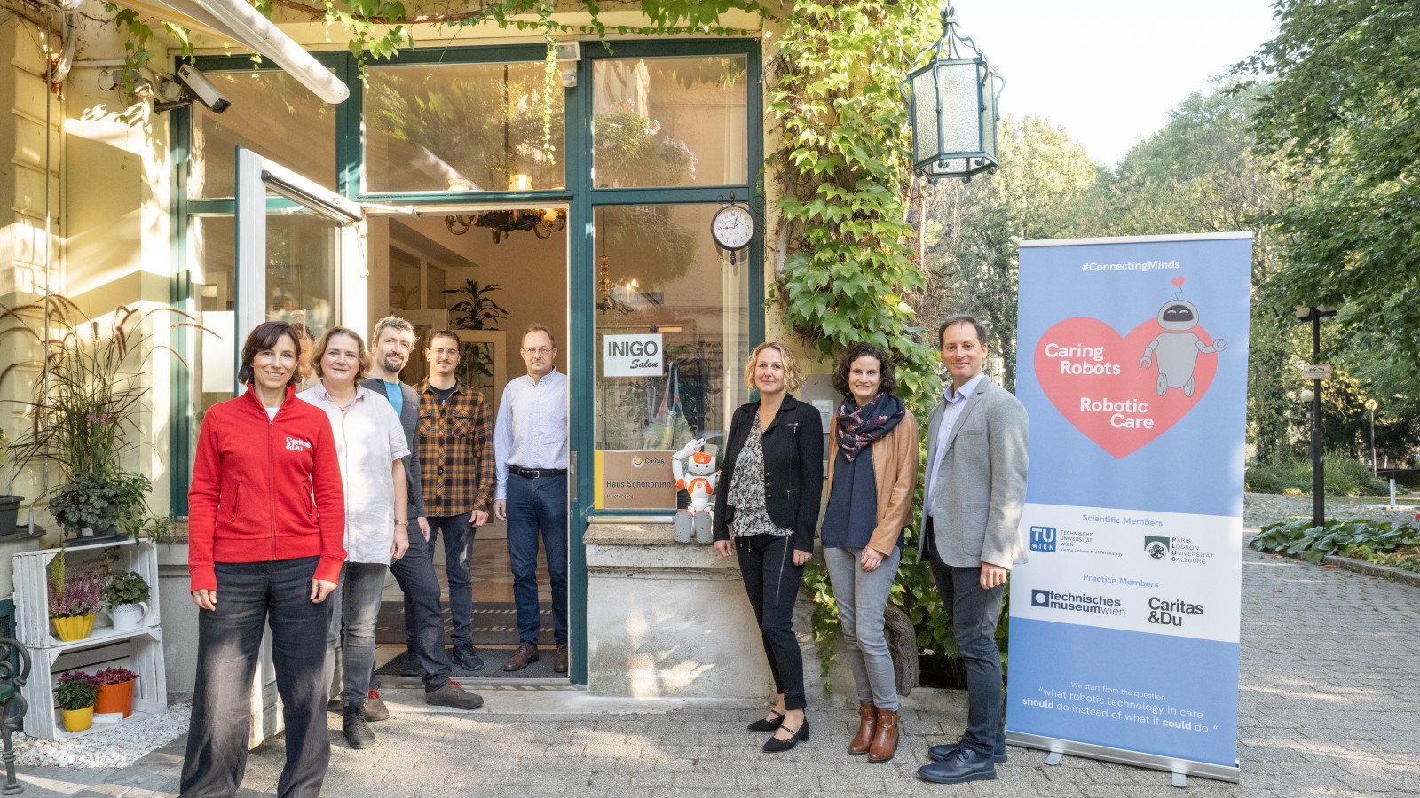 Das interdisziplinäre Team von „Caring Robots/Robotic Care“ vlnr: Doris Kaiser (Caritas Wien), Prof. Margrit Gelautz (TU Wien), Prof. Christopher Frauenberger (Universität Salzburg), Reinhard Grabler (TU Wien), Prof. Markus Vincze (TU Wien), Prof. Sabine Köszegi (TU Wien), Dr. Astrid Weiss (TU Wien), Mag. Jürgen Öhlinger (Technisches Museum Wien)