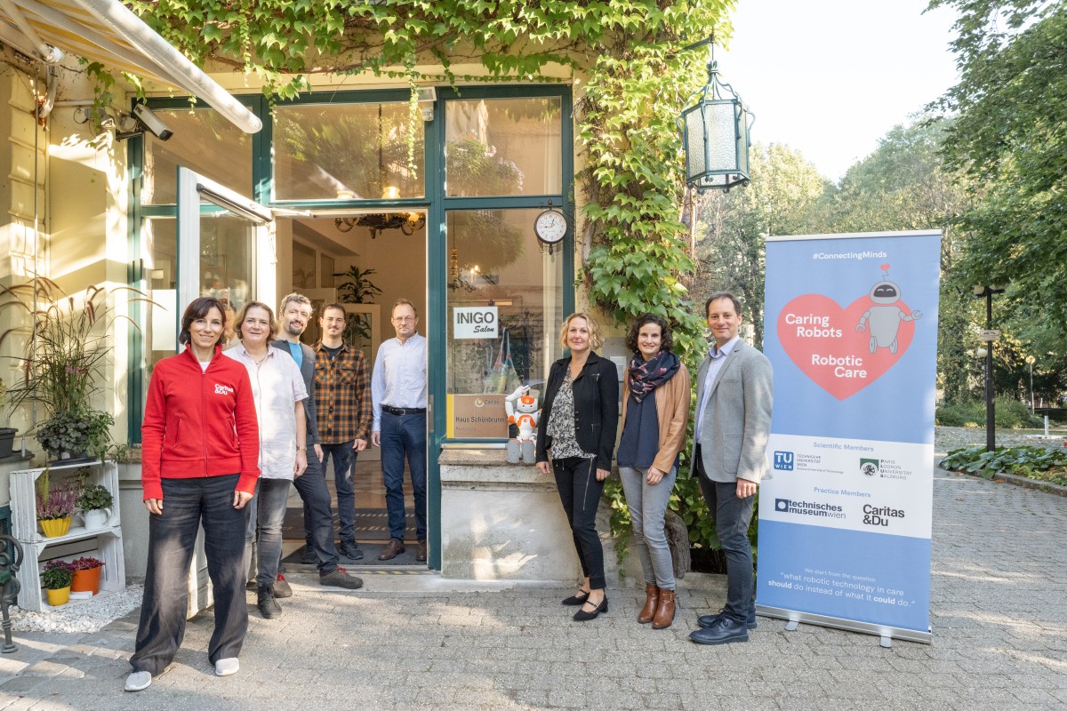 Das interdisziplinäre Team von „Caring Robots/Robotic Care“ vlnr: Doris Kaiser (Caritas Wien), Prof. Margrit Gelautz (TU Wien), Prof. Christopher Frauenberger (Universität Salzburg), Reinhard Grabler (TU Wien), Prof. Markus Vincze (TU Wien), Prof. Sabine Köszegi (TU Wien), Dr. Astrid Weiss (TU Wien), Mag. Jürgen Öhlinger (Technisches Museum Wien): Das interdisziplinäre Team von „Caring Robots/Robotic Care“ vlnr: Doris Kaiser (Caritas Wien), Prof. Margrit Gelautz (TU Wien), Prof. Christopher Frauenberger (Universität Salzburg), Reinhard Grabler (TU Wien), Prof. Markus Vincze (TU Wien), Prof. Sabine Köszegi (TU Wien), Dr. Astrid Weiss (TU Wien), Mag. Jürgen Öhlinger (Technisches Museum Wien)