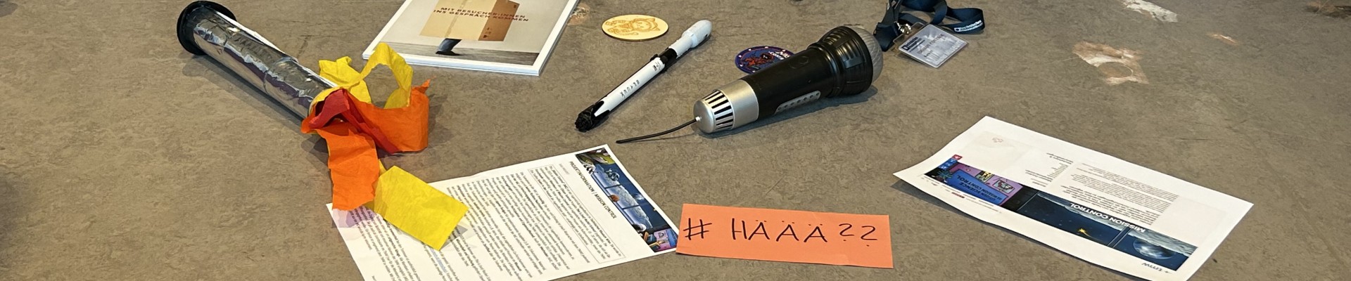 : Planet Hunters erzählen den möglicherweise neuen Mitgliedern anhand von Gegenständen von den Aktivitäten und Projekten der Mission Control. Die Rakete beispielsweise steht für die Mitarbeit der MC an der Raketenausstellung der CanSat-Sieger:innen im TMW.