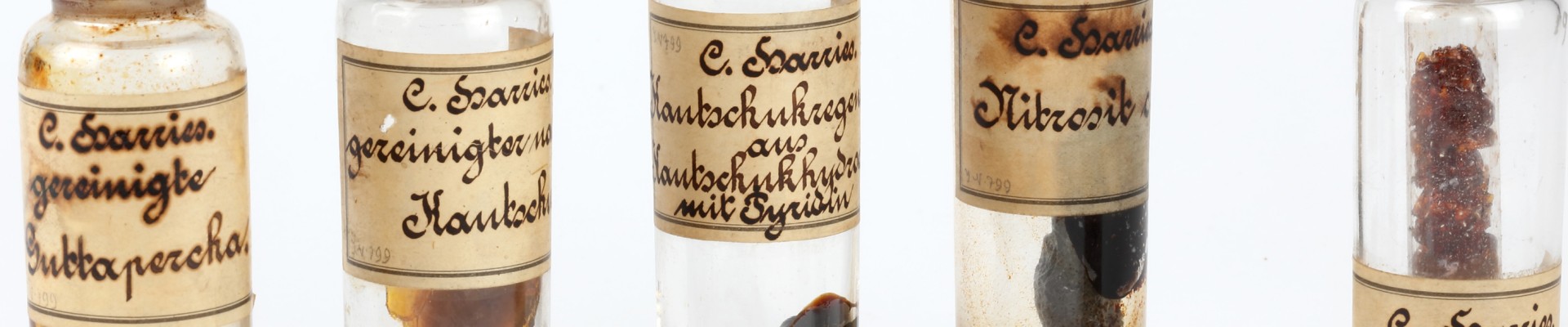 Gläser mit Kautschukproben: 