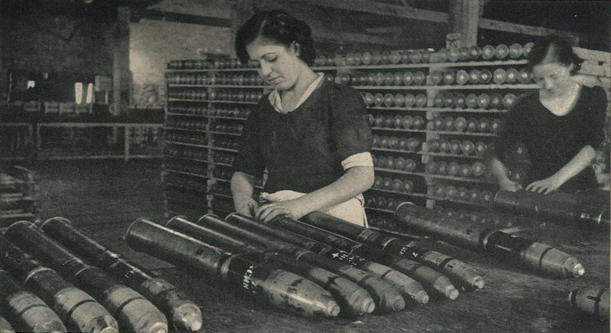 Capas Bilder aus dem Spanischen Bürgerkrieg wurden auch im Life Magazine veröffentlicht und zeigten unter anderem Aufnahmen aus dem Kriegsalltag, wie Frauenarbeit in der Rüstungsindustrie ...: Capas Bilder aus dem Spanischen Bürgerkrieg wurden auch im Life Magazine veröffentlicht und zeigten unter anderem Aufnahmen aus dem Kriegsalltag, wie Frauenarbeit in der Rüstungsindustrie ...