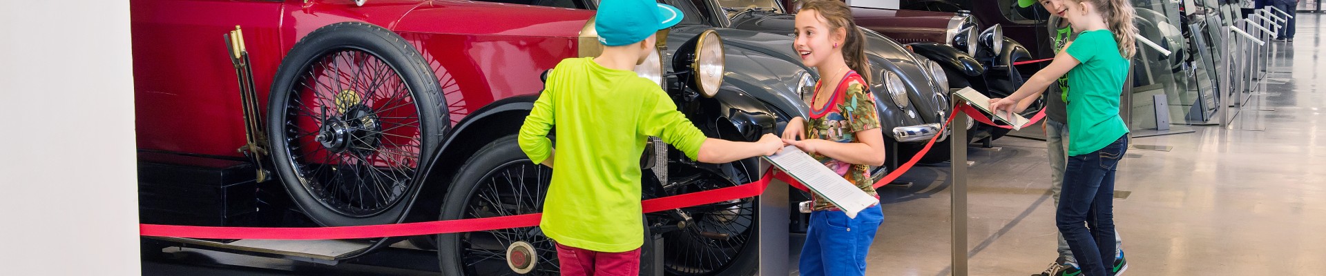 Children look at some historic cars together in the "Mobility" exhibition.: 