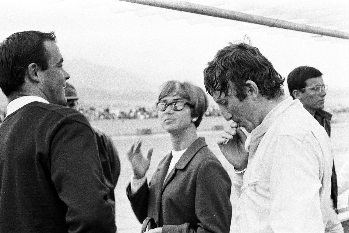 Internationales Auto- und Motorradrennen Flugplatz Zeltweg 1967: Erwin Jelinek: Jochen Rindt mit Toni Sailer, Internationales Auto- und Motorradrennen Flugplatz Zeltweg 1967
