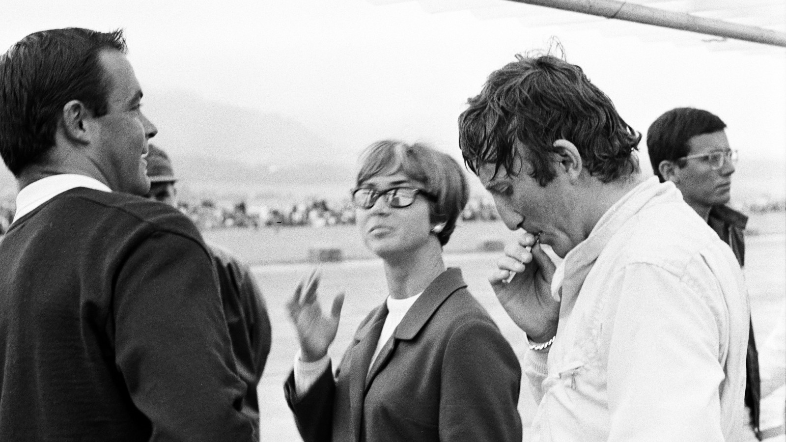 Erwin Jelinek: Jochen Rindt mit Toni Sailer, Internationales Auto- und Motorradrennen Flugplatz Zeltweg 1967