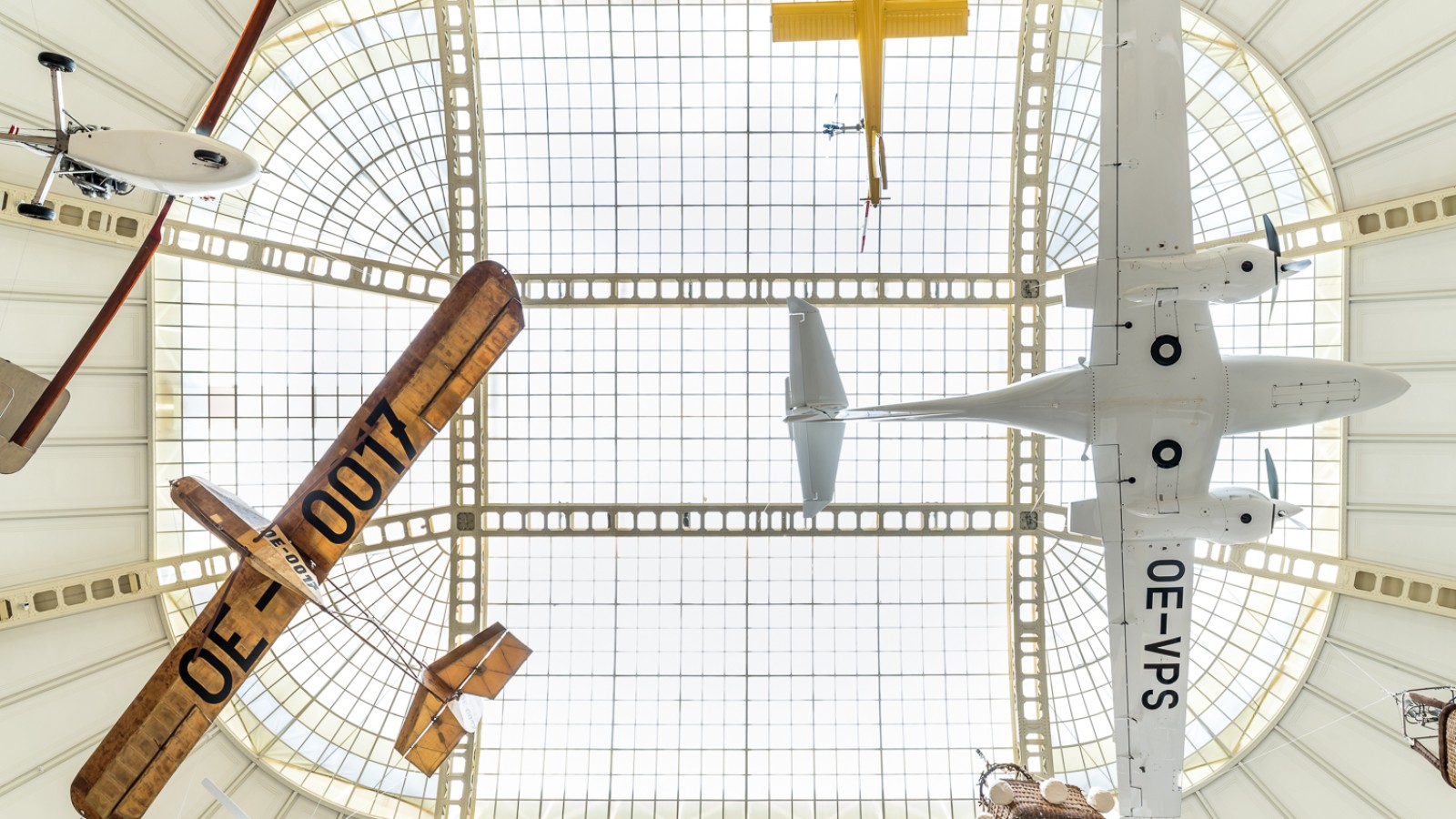: Flugzeuge, die unter dem Dach des Museums hängen, Teil der Ausstellung "Mobilität"