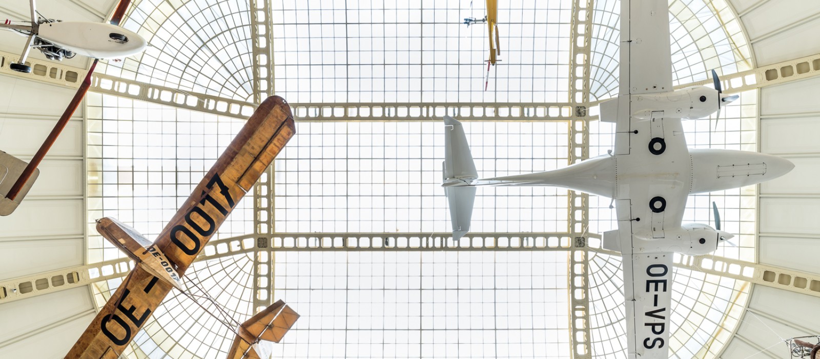 : Flugzeuge, die unter dem Dach des Museums hängen, Teil der Ausstellung "Mobilität"