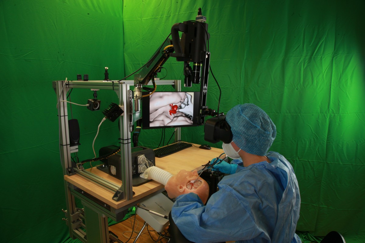 Eine Neurochirurgin beim Training mit dem MEDUSA-Simulator