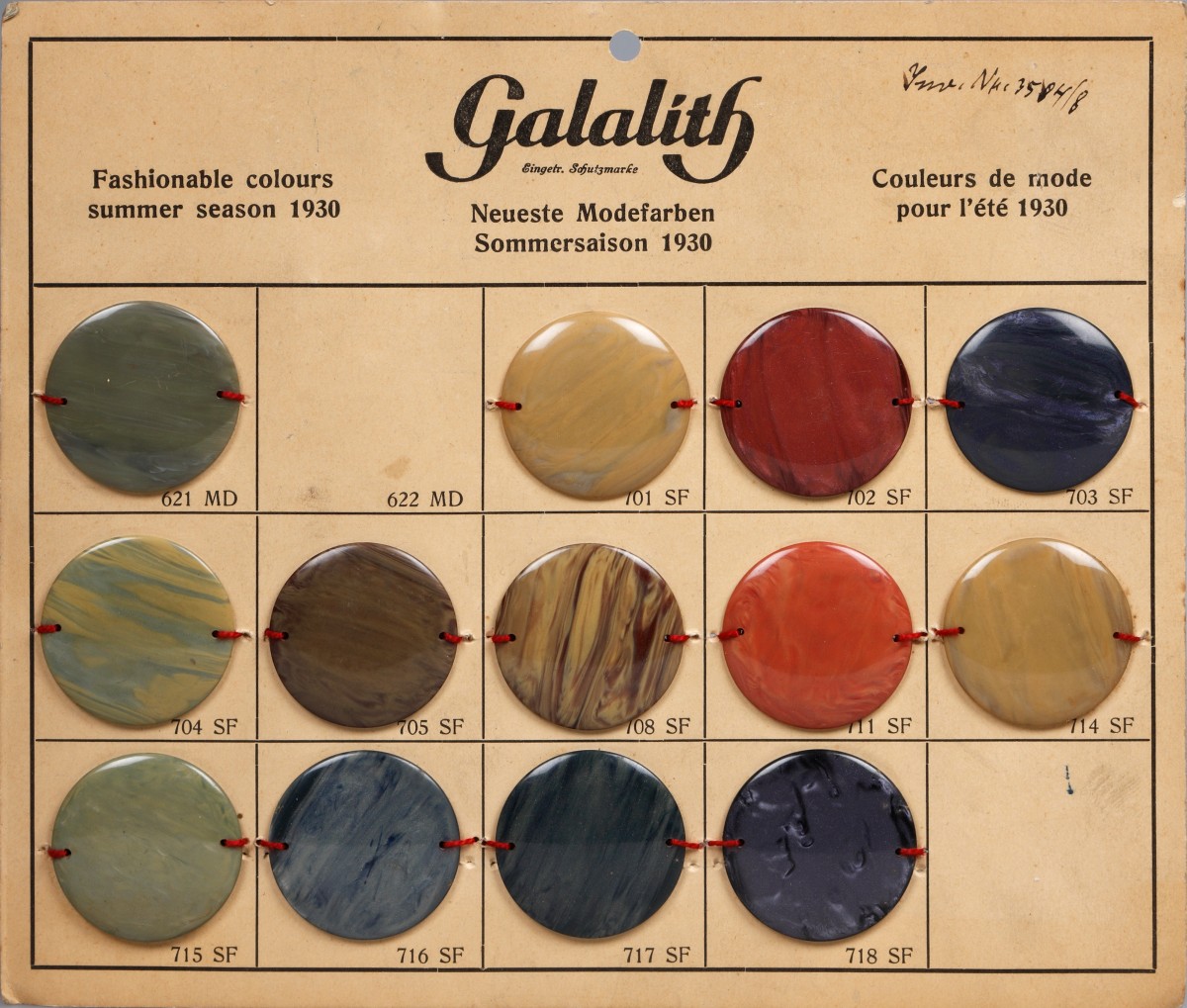 Mustertafel mit Galalith-Erzeugnissen: Mustertafel mit Galalith-Erzeugnissen