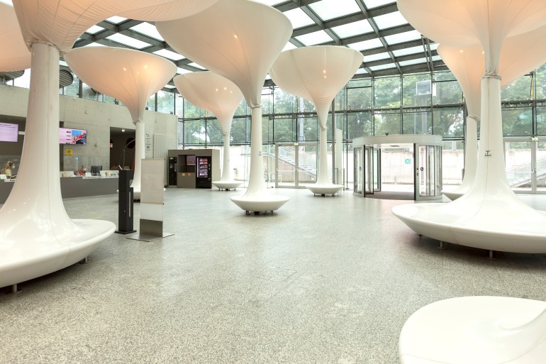 Foto der Eingangshalle des Technischen Museums Wien mit Sitzmöbeln: 