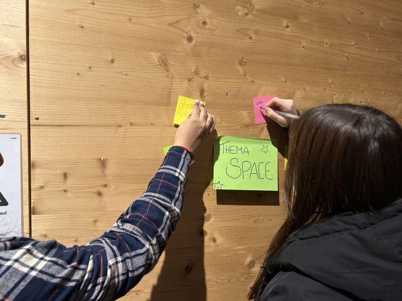 : Die Jugendlichen sammeln Motivationen für die Mission Control. Zeit im Museum mit Freunden zu verbringen, steht dabei ganz oben auf der Liste, aber auch gemeinsam zu forschen ist allen wichtig.