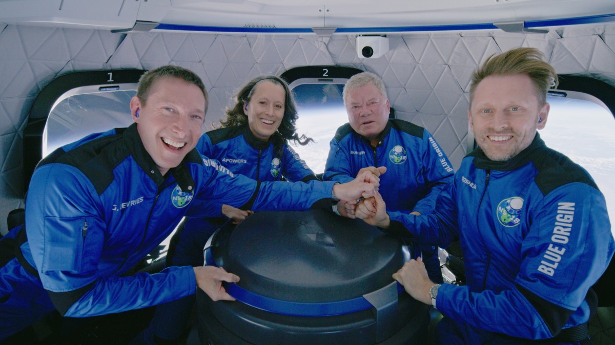 Die Besatzung der Mission „New Sheppard-18“ von Blue Origin, die am 13.10.2021 für einen Kurztrip ins Weltall startete. Unter ihnen William Shatner bekannt als Captain Kirk aus der Serie Raumschiff Enterprise. Neben ihm flogen noch Glen de Vries Audrey Powers und Chris Boshuizen (von links nach rechts) : Die Besatzung der Mission „New Sheppard-18“ von Blue Origin, die am 13.10.2021 für einen Kurztrip ins Weltall startete.
Unter ihnen William Shatner bekannt als Captain Kirk aus der Serie Raumschiff Enterprise. Neben ihm flogen noch Glen de Vries
Audrey Powers und Chris Boshuizen (von links nach rechts)