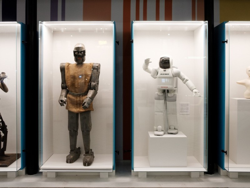 Die Ahnengalerie in der Ausstellung „Künstliche Intelligenz?“ Künstliche Gestalten von 1849 bis heute