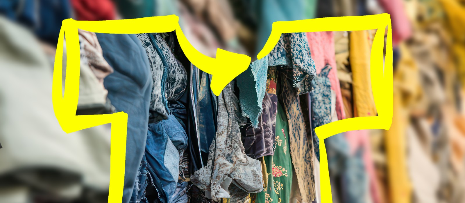 Bunte Altkleider in einem T-Shirt-Umriss als Symbol für Textilrecycling.: 