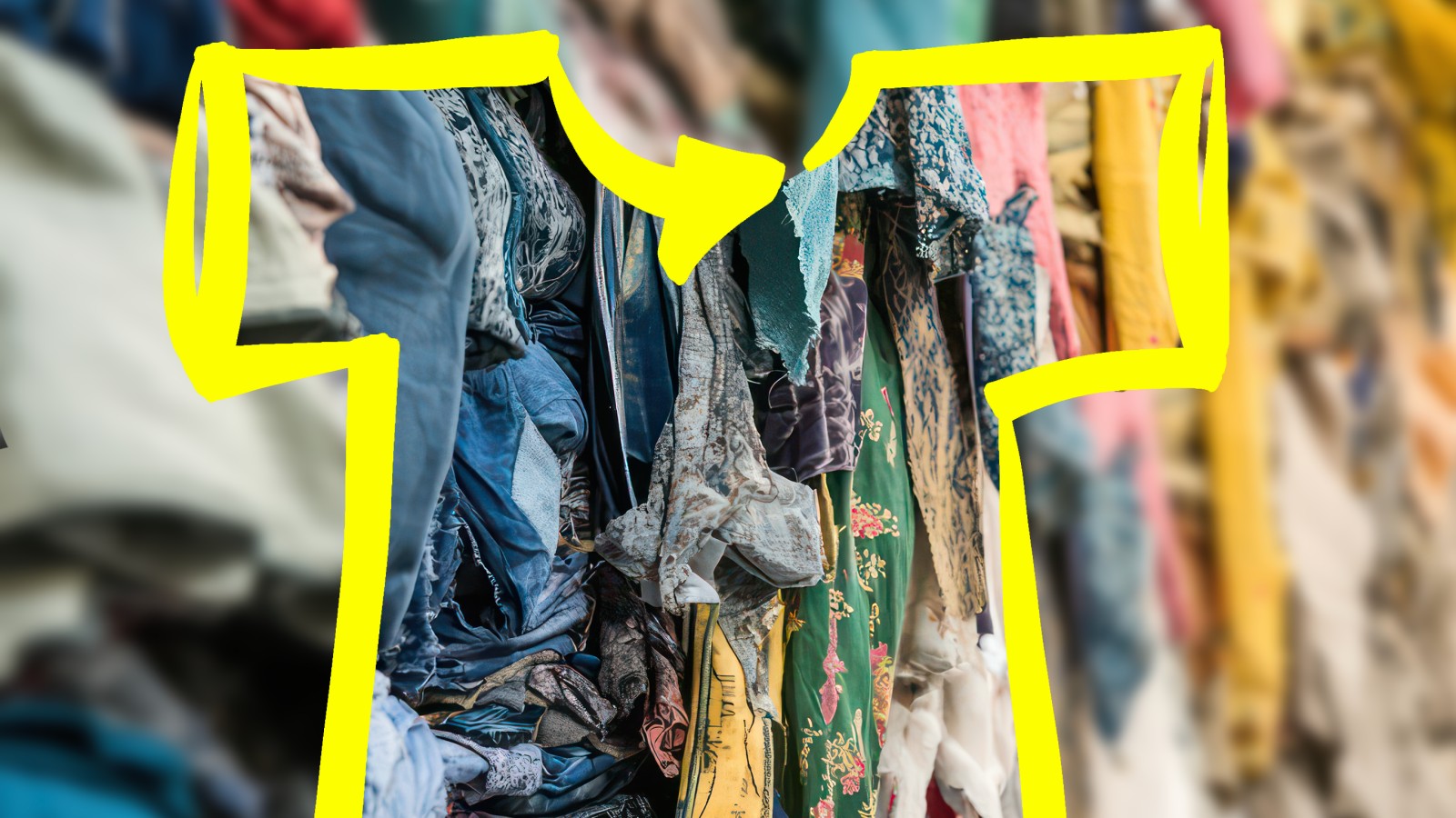 Bunte Altkleider in einem T-Shirt-Umriss als Symbol für Textilrecycling.: 